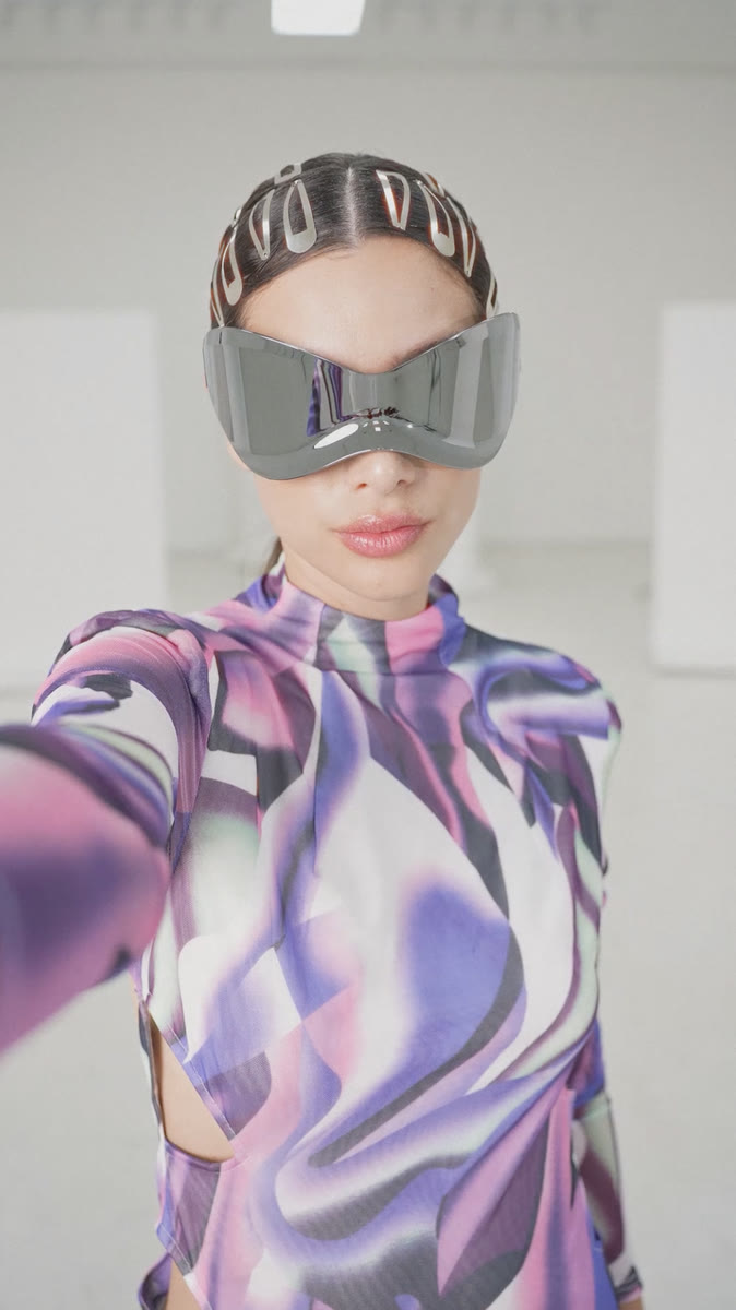 Look conceptual con visor futurista