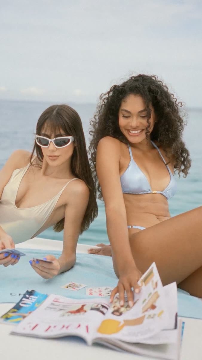 Editorial de baño en la playa, dos modelos