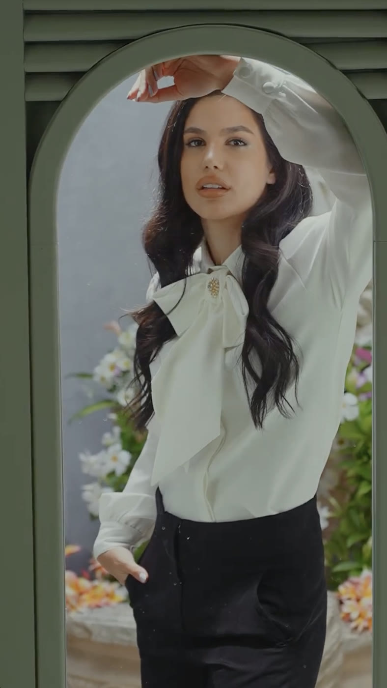 Modelo de la campaña Santa Fe con blusa blanca
